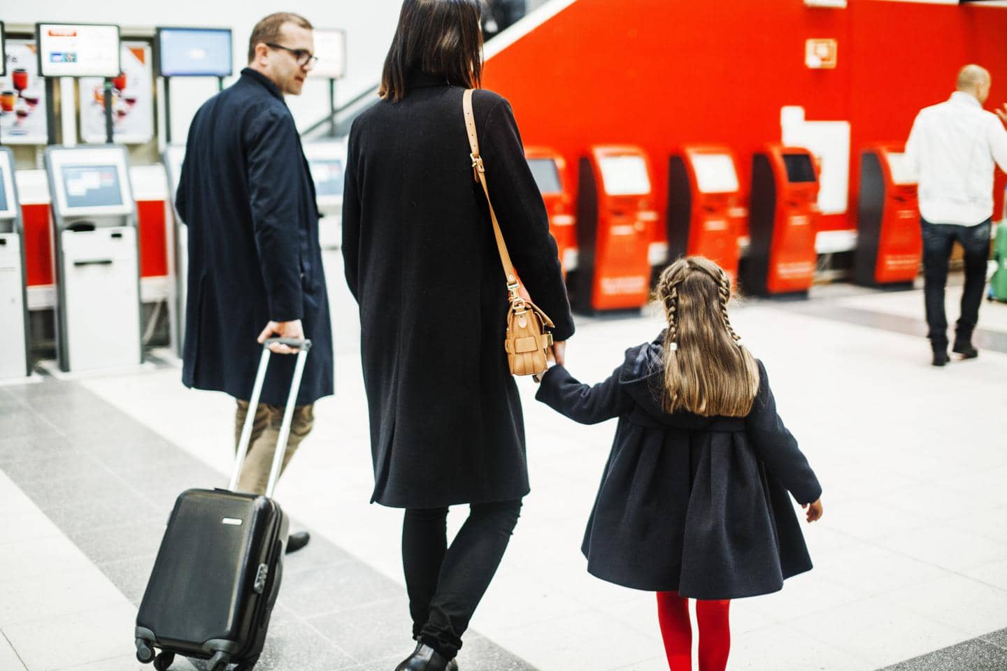 Se tjeklisten for hvad du skal huske før din rejse. Familie på vej på ferie.