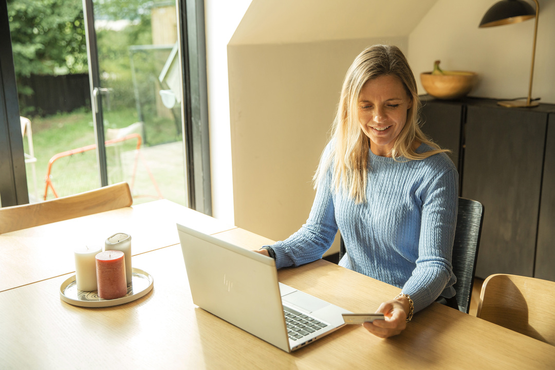Kvinde med computer