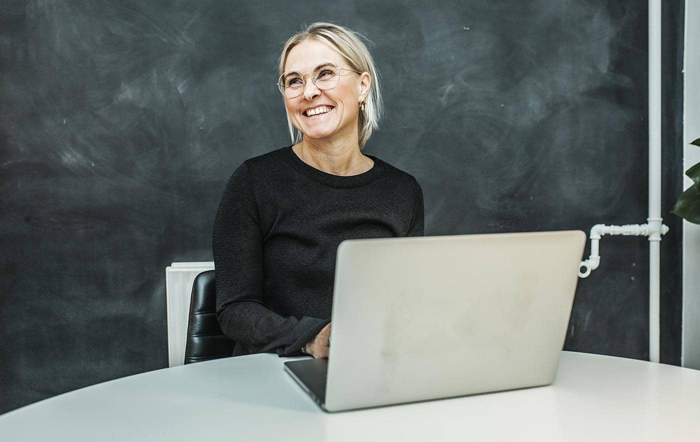 Billede af kvinde med computer, som læser om Tryg Business