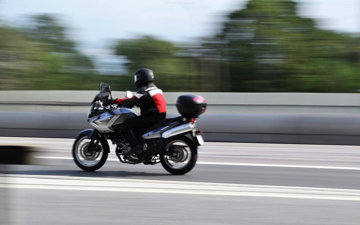 Person kører på sort motorcykel
