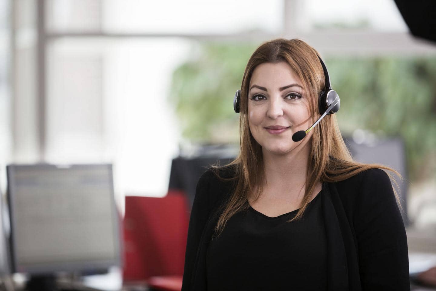Kundeservice, medarbejder snakker i telefon med kunde