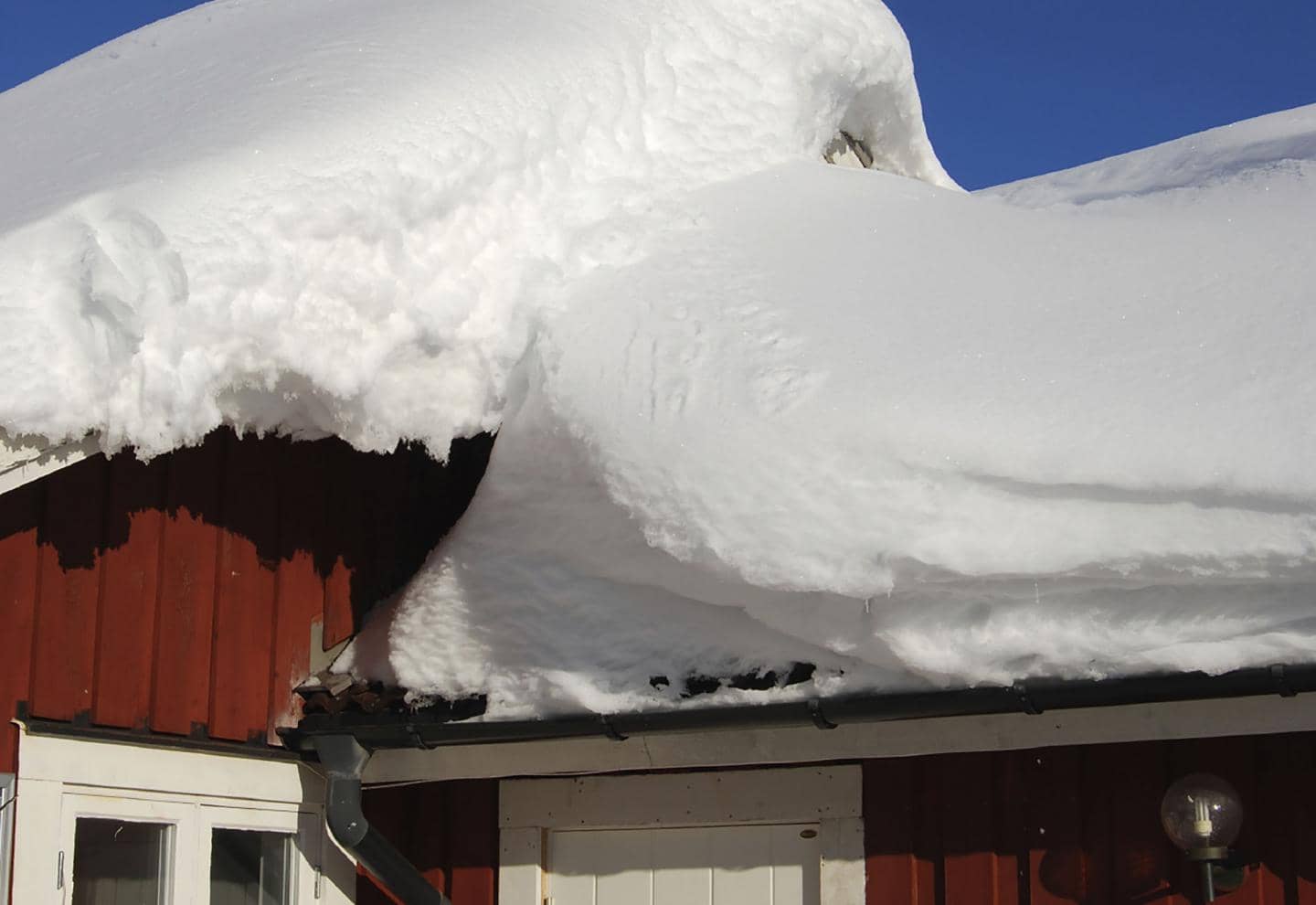 Forebyg vinterskader, sne faldet på tag